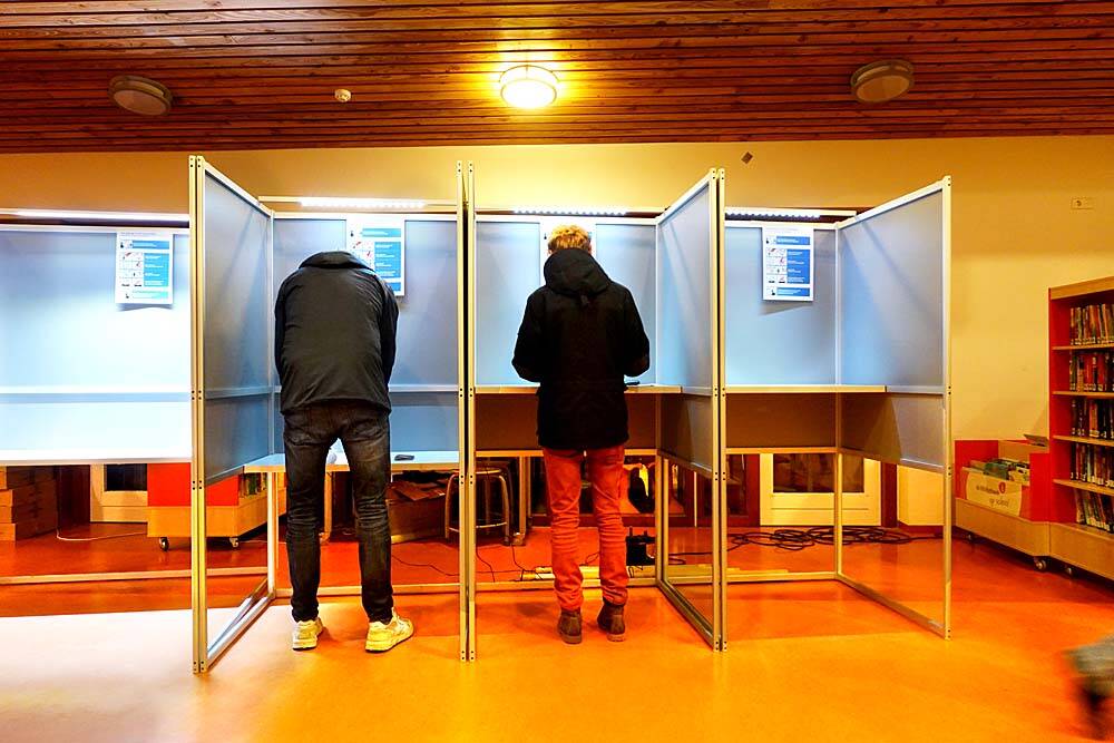 Stemmnen voor de gemeenteraadsverkiezingen in het stembureau in de OBS Akkrum.